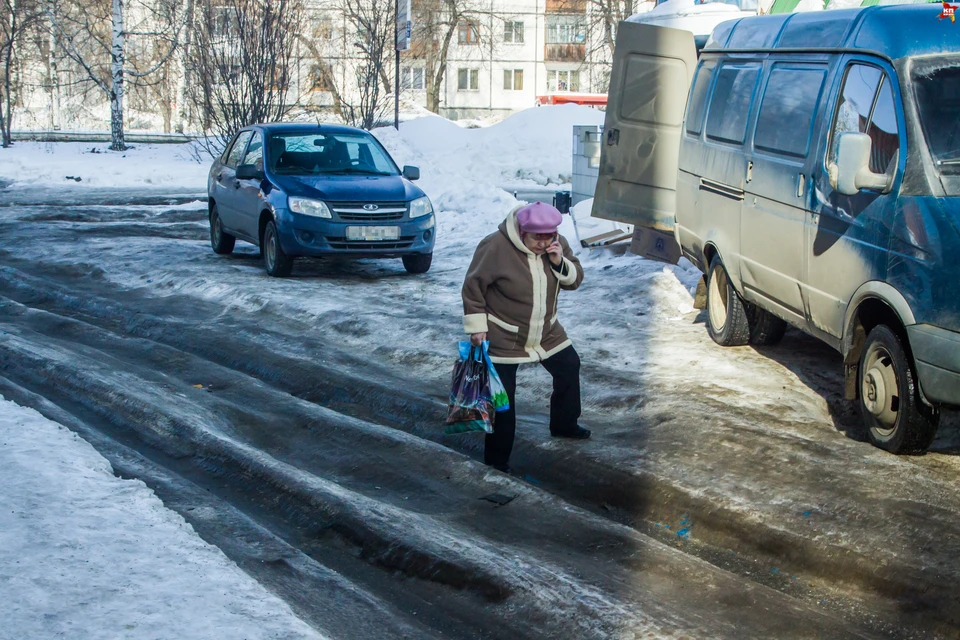 Ижевчане не могут дойти до магазина или остановки - пешеходные дорожки сковал лед