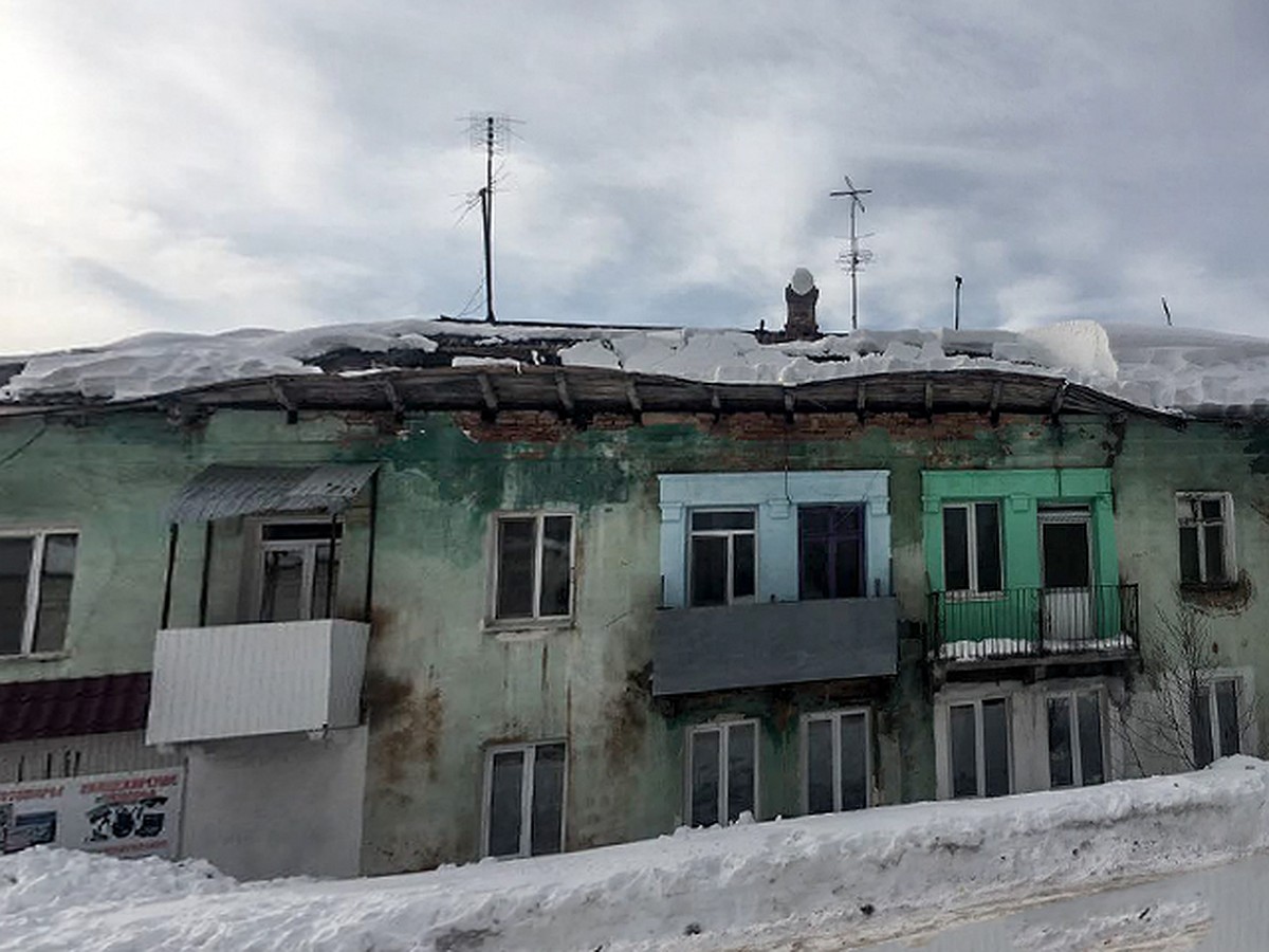 В Александровске крыша дома рухнула под тяжестью снега, жильцы эвакуированы  - KP.RU