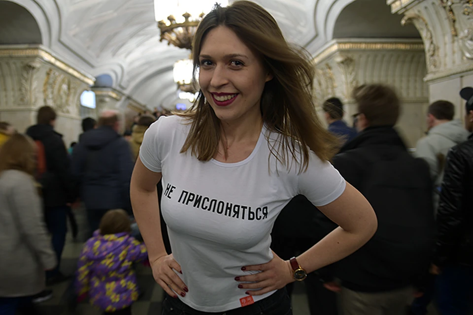 Наш корреспондент уже провела эксперимент в московском метрополитене, прокатившись в такой футболке пару остановок