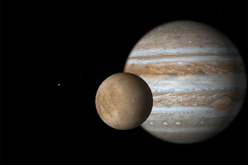 Ледяной спутник Юпитера – Европа немного меньше луны, спутника нашей планеты