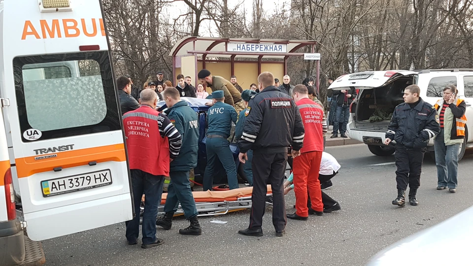 Народные спасатели затушили огонь в малолитражке и вытянули машину из-под автобуса