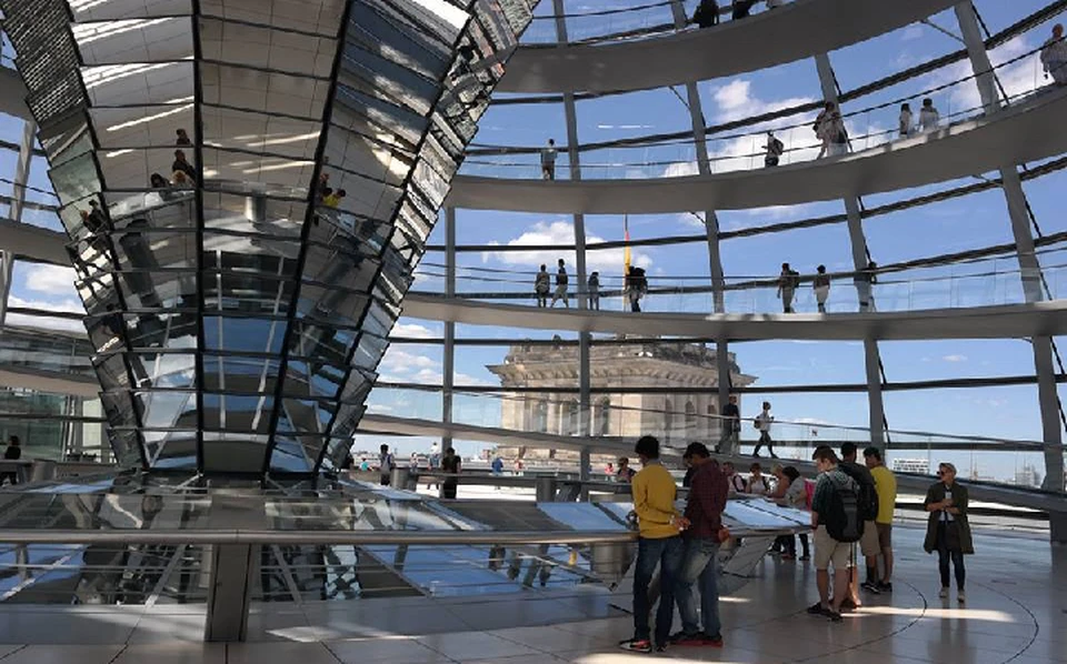Германия входит в пятерку стран, куда остались сравнительно недорогие билеты на майские праздники. На фото - купол Рейхстага в Берлине.