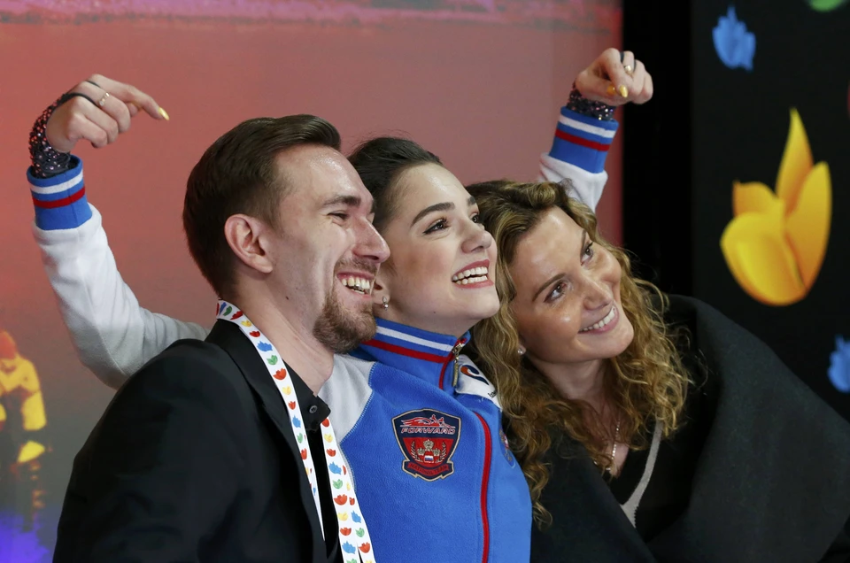 Евгения Медведева со своими тренерами после оглашения победных оценок.