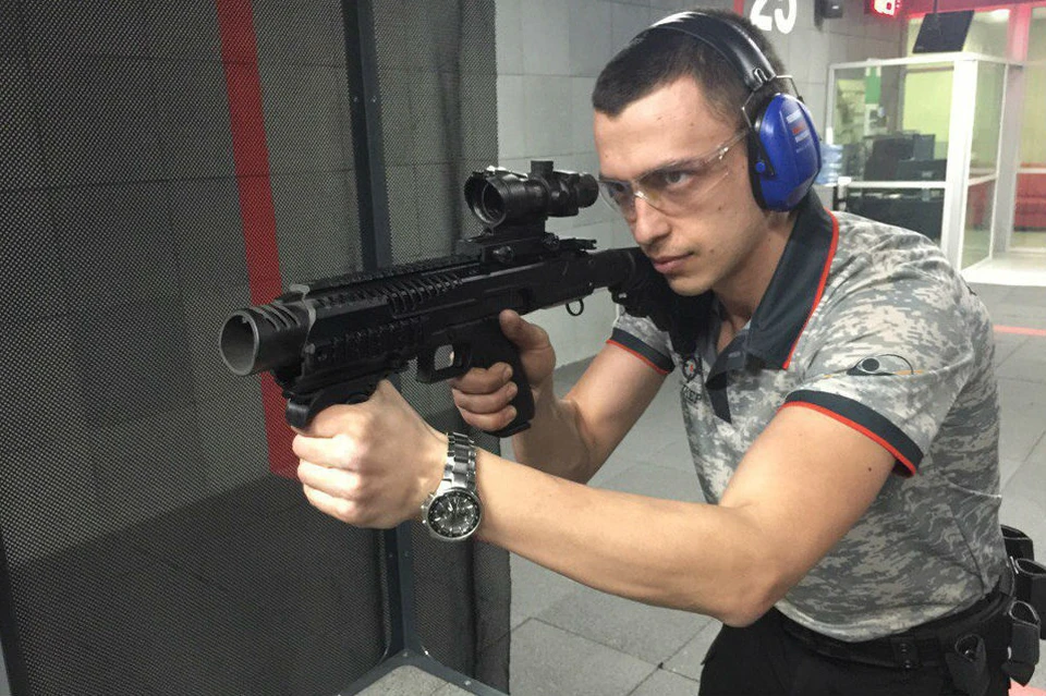 Думаете это какой-то автомат? А вот и нет! Это пистолет Glock17 в израильском тактическом обвесе