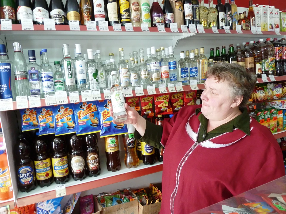 Продавец деревни Челка Ирина Шевнина рассказывает, что народ здесь наркотиками не балуется. Только водочкой.