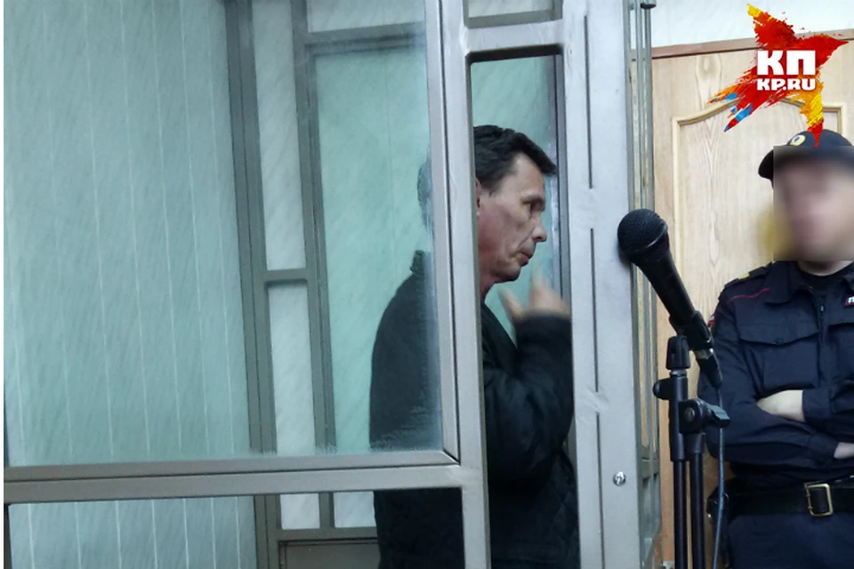 Эдуард Шарапов выслушал решение судьи молча.