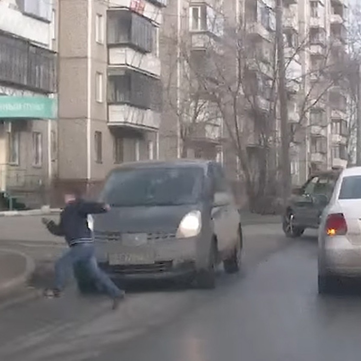 Челябинец снял на видео, как школьники бросаются под машины - KP.RU