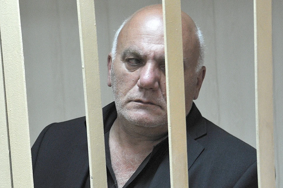 Предприниматель Арам Петросян, захвативший заложников в отделении "Ситибанка" в центре Москвы, во время рассмотрения ходатайства об аресте в Пресненском суде.