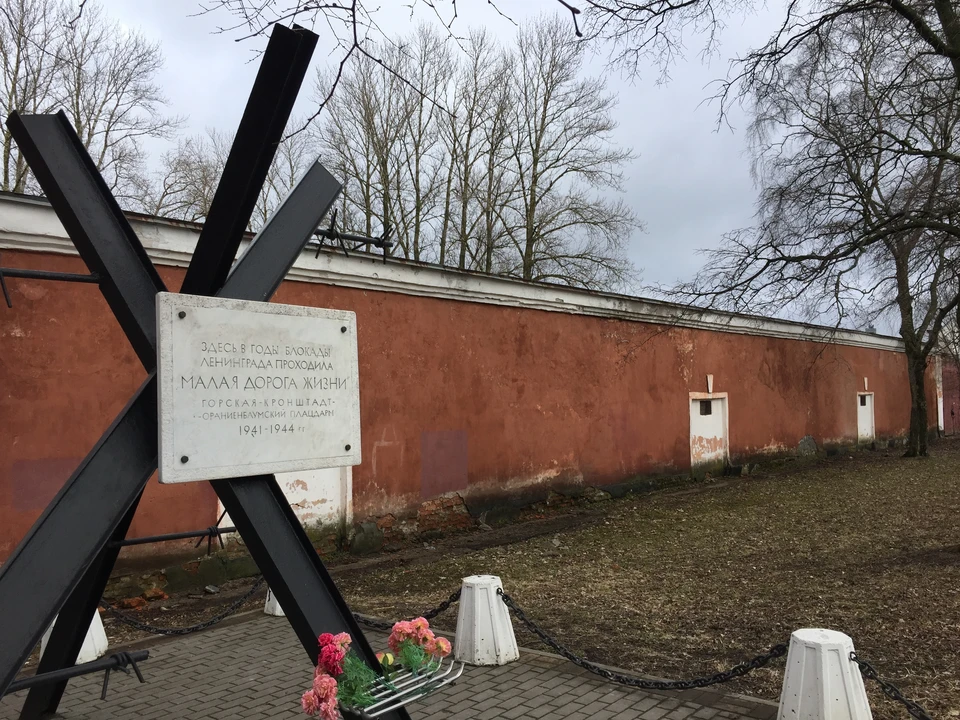Памятник Малой дороге жизни на улице Восстания в Кронштадте.