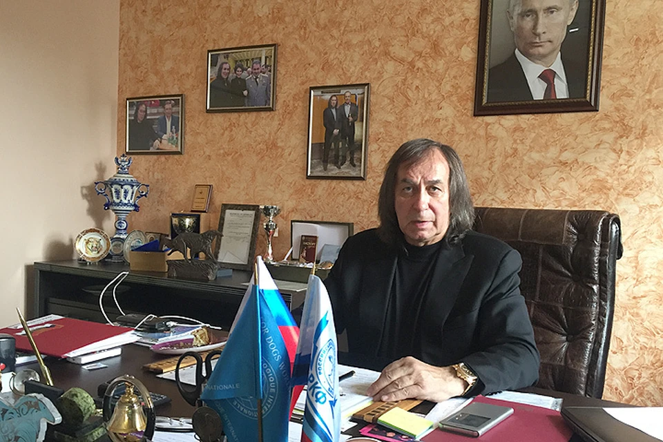 Александр Иншаков в своём рабочем кабинете.