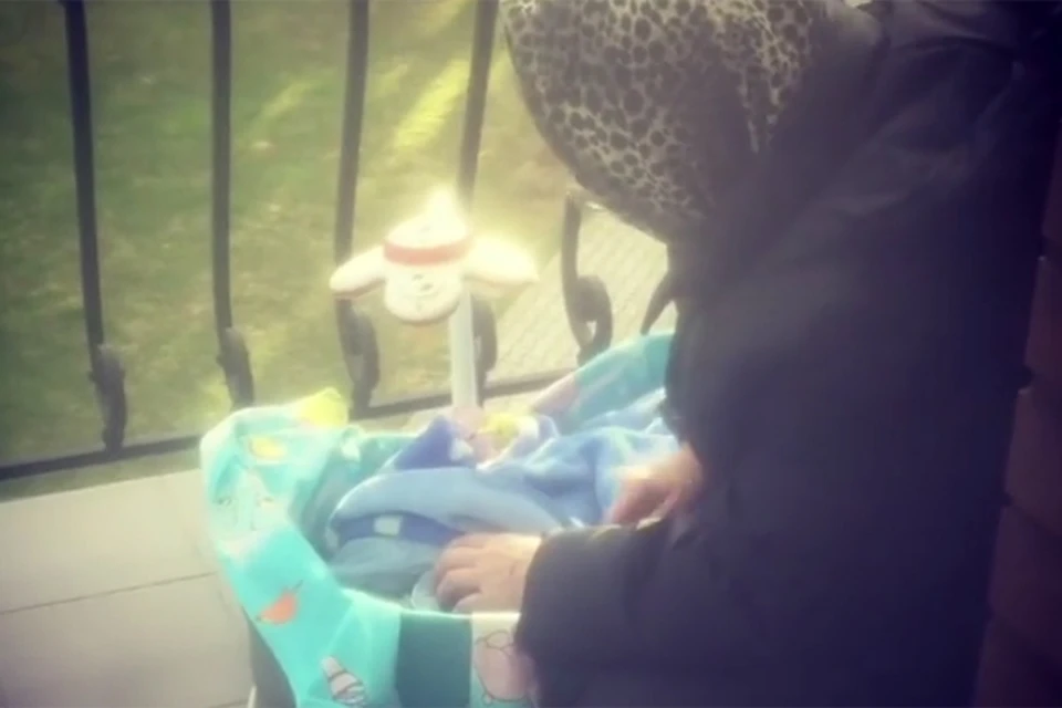 На видео видно, что за малышом смотрят не только родители: его укачивает бабушка
