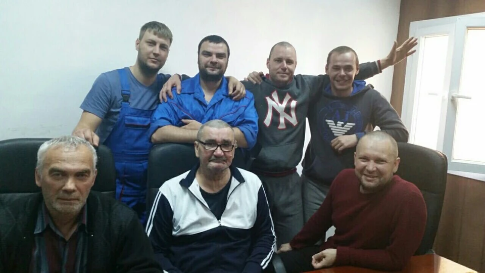Нижний ряд: старпом Николай Тимофеев (крайний справа) и капитан Алексей Балушкин (крайний слева) до сих пор находятся в ливийской тюрьме. Фото: из архива Тамары Скрипниковой.