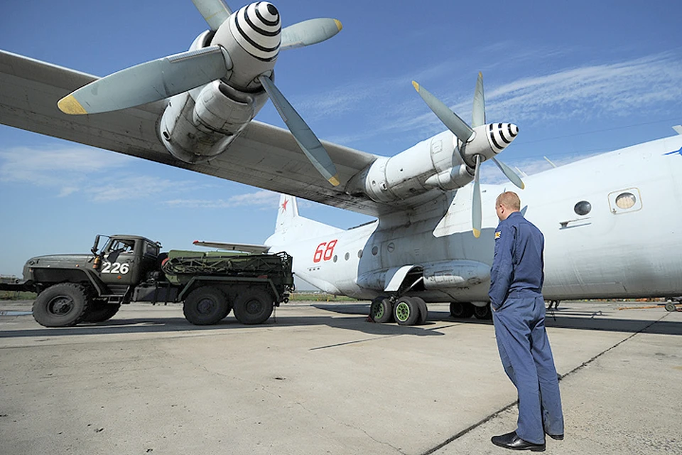 Заправка самолета ВВС РФ перед взлетом с реагентами на борту. Фото ИТАР-ТАСС/ Валерий Шарифулин