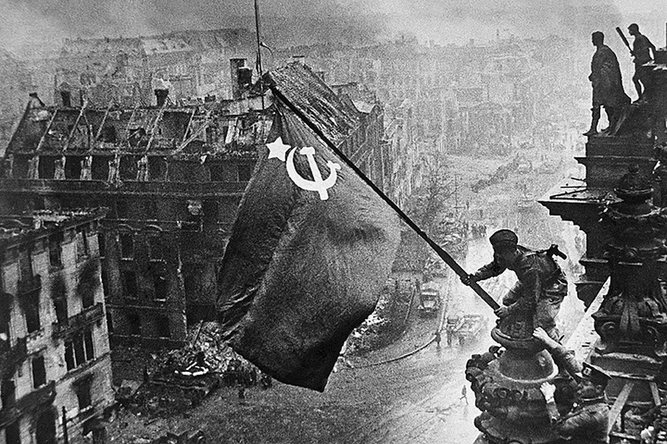 Май 1945 года, Берлин. Знамя Победы над Рейхстагом. ФОТО Халдей Евгений/Фотохроника ТАСС