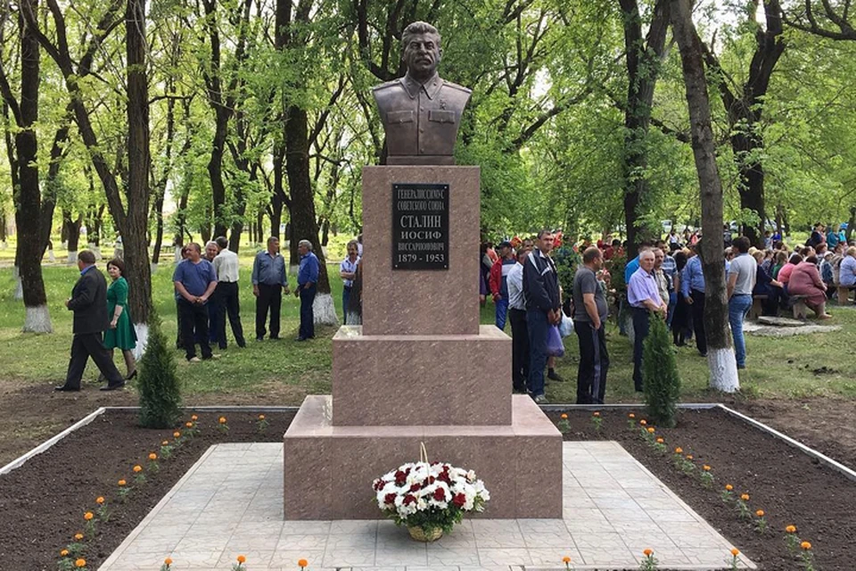 Село труновское ставропольский. Труновское памятник Сталину. Памятник Сталину в Ставрополе. Памятник бюст в Ставропольском крае. Село Донское памятники Труновский район.