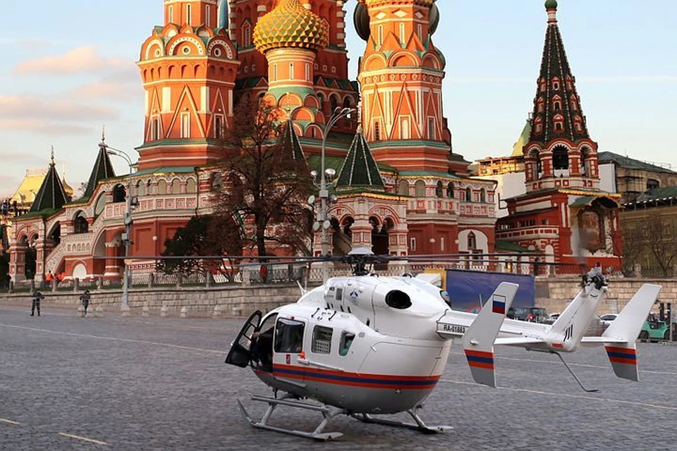 Необычный кадр - вертолет на Красной площади увидишь крайне редко. Полет в пределах Садового кольца разрешён только избранным воздушным службам. Фото: предоставлено МАЦ
