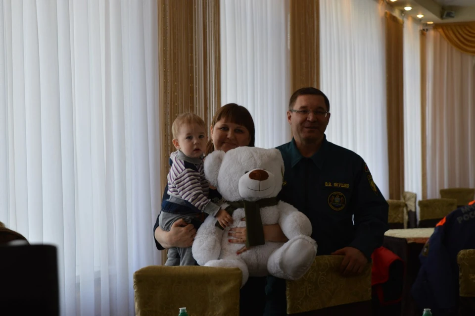 Министр МЧС и тюменский губернатор подарили двум малышам в Ишиме плюшевых медведей