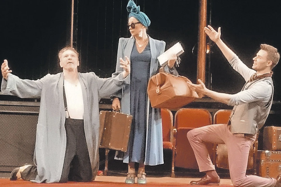 Елена Яковлева, Игорь Бочкин (слева) и Кирилл Чернышенко (справа) в спектакле играют актеров.