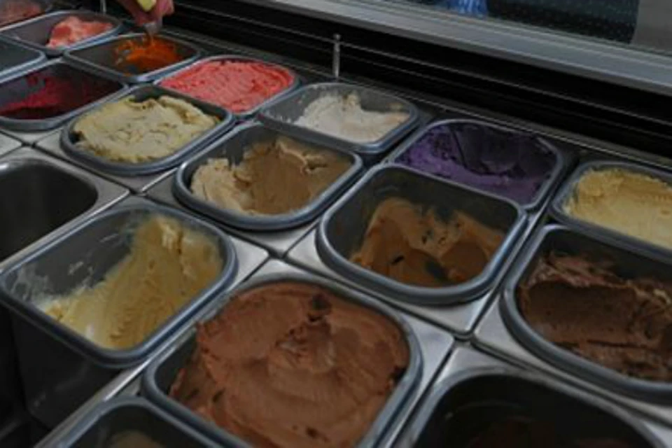 В Хабаровске подросток украл и съел 14 лотков итальянского мороженого