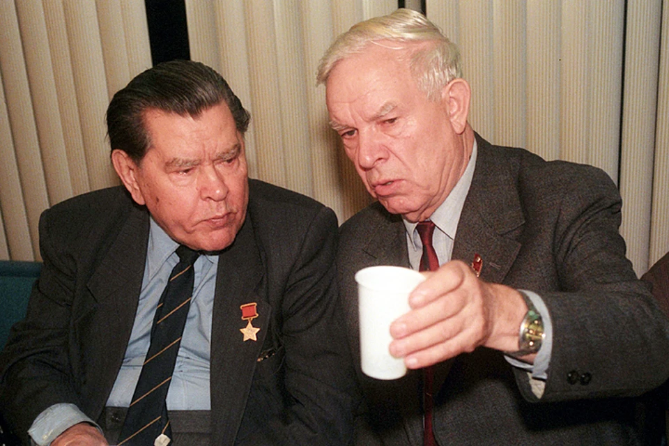 Алексей Маресьев и Владимир Семичастный в "Комсомольской правде". Октябрь,1998 год