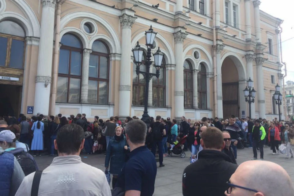 Такое столпотворение у Московского вокзала увидишь нечасто. Фото: Роман Карманов.