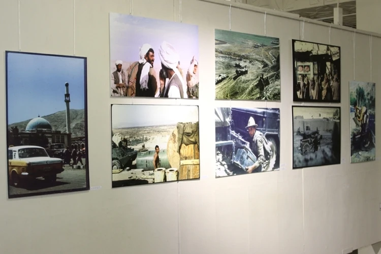 Брянский областной художественный музейно-выставочный центр продлил на две недели фотовыставку «Афганистан: годы, пули, судьба»