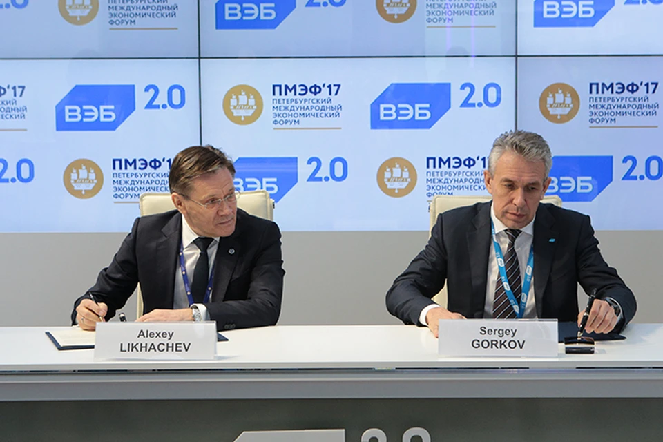 Генеральный директор государственной корпорации по атомной энергии "Росатом" Алексей Лихачев и председатель госкорпорации "Банк развития и внешнеэкономической деятельности (Внешэкономбанк)" Сергей Горьков
