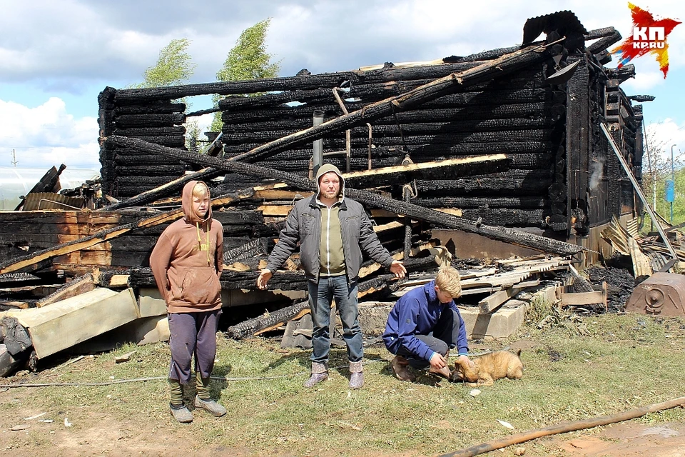 Семья с одиннадцатью детьми, оставшаяся без крова из-за пожара в Тверской области, нуждается в помощи.