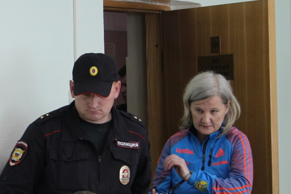 В зал суда в наручниках заводят Ольгу Горячих. Она полностью признала вину в организации международного преступного сообщества.