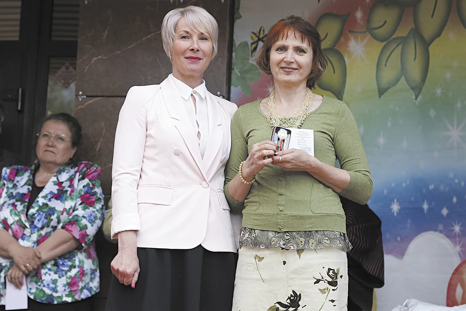 Елена Ковалева вручила памятные медали «За вклад в развитие агропромышленного комплекса и сельских территорий» двадцати пяти жителям Дороничей. Среди награжденных - и директор детской школы искусств «Пастораль» Светлана Мамаева. Фото: Александр ВОРОБЬЕВ