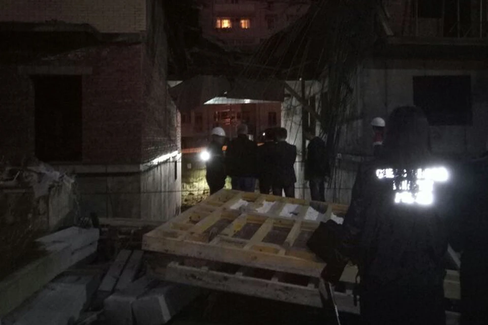 Рабочие упали с высоты 4 этажа строящегося в Хабаровске дома.