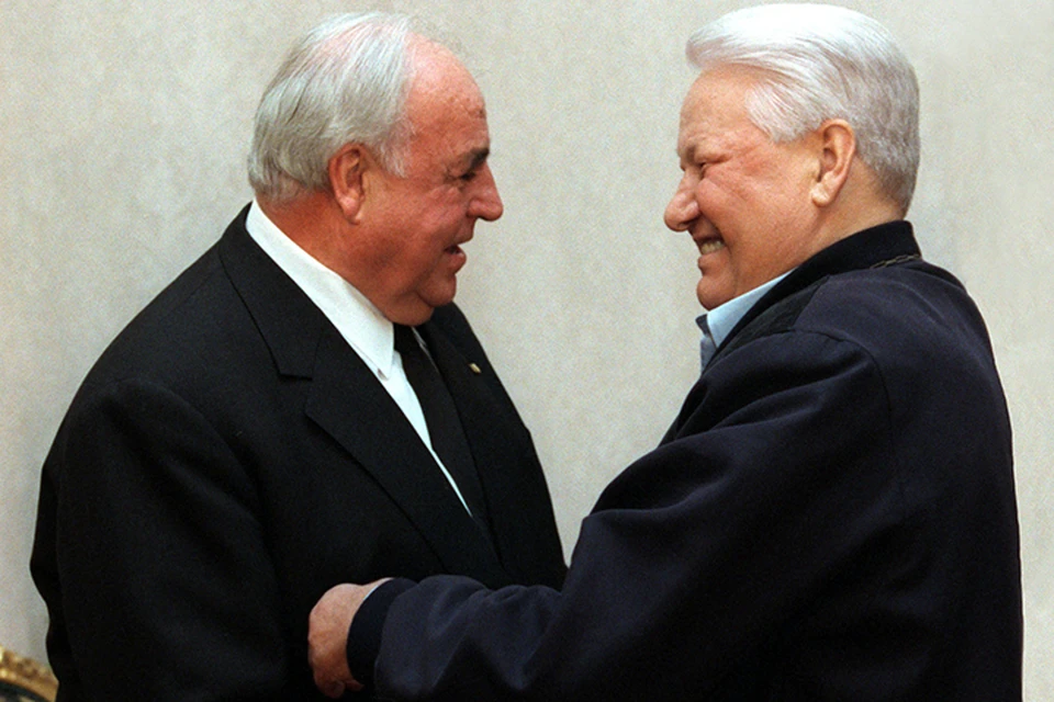 Это Ельцин с Колем придумали такой формат: встреча «без галстуков». Фото Александра Сенцова и Александра Чумичева (ТАСС)