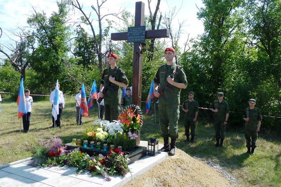 Памятник Игорю Корнелюку и Антону Волошину у поселка Металлист