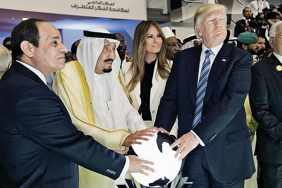 Трамп всерьез подумывает взять земной шар в свои руки. На фото (справа налево) с женой Меланией, королем Саудовской Аравии Салманом и президентом Египта Ас-Сиси.