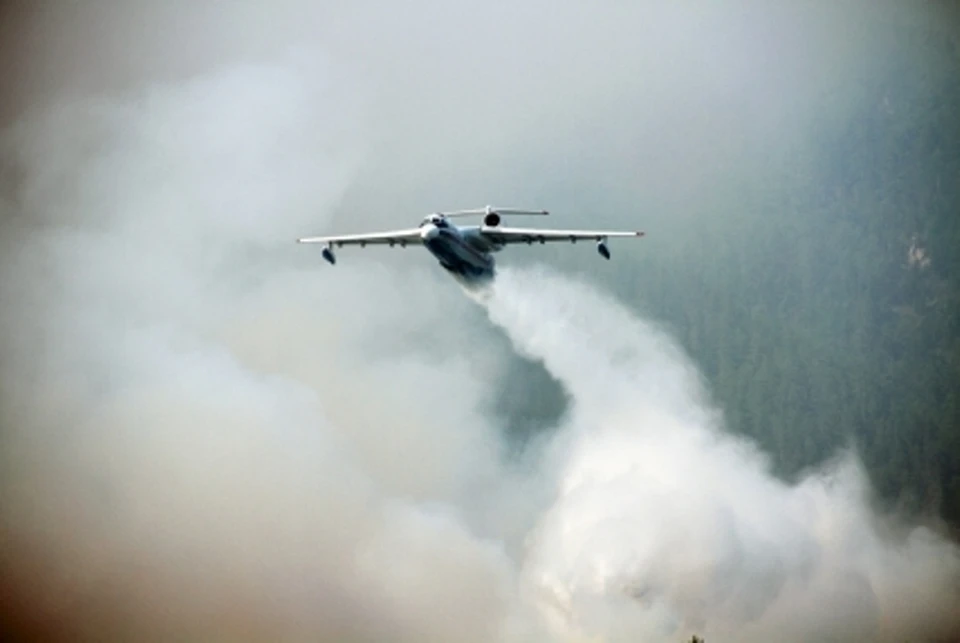 Рискуя жизнью, экипаж самолета БЕ-200 спас 20 пожарных из огненной ловушки в Иркутской области