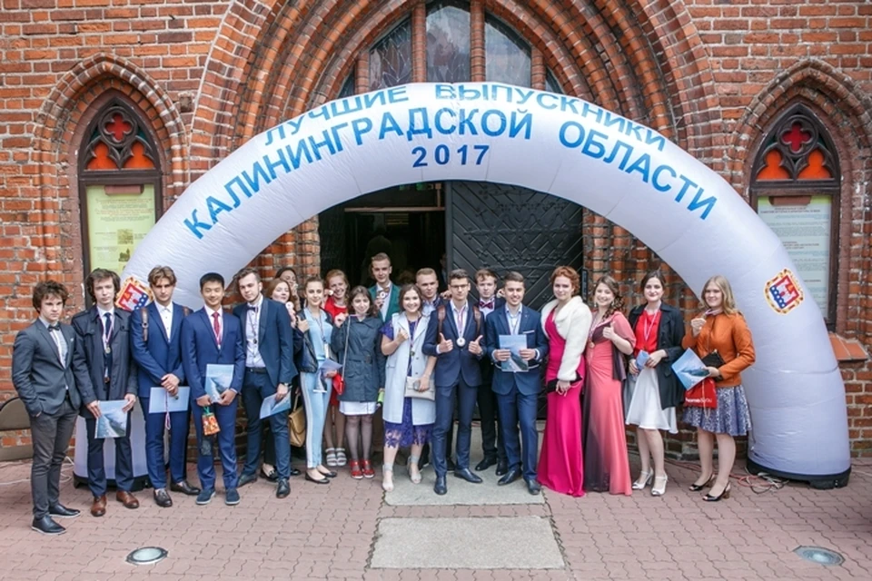 Участниками церемонии традиционно стали те, кто отличился в учебе и спорте.