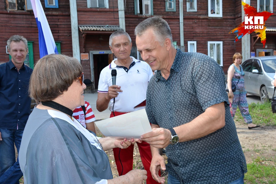 Депутат Александр Родионов наградил активистов ТОС «Сосновый».