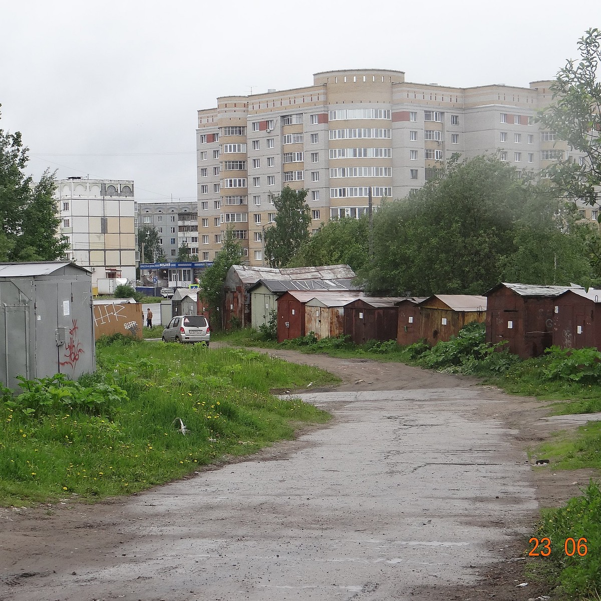 Сыктывкарцам осталось два дня, чтобы убрать гаражи от экс-кинотеатра 