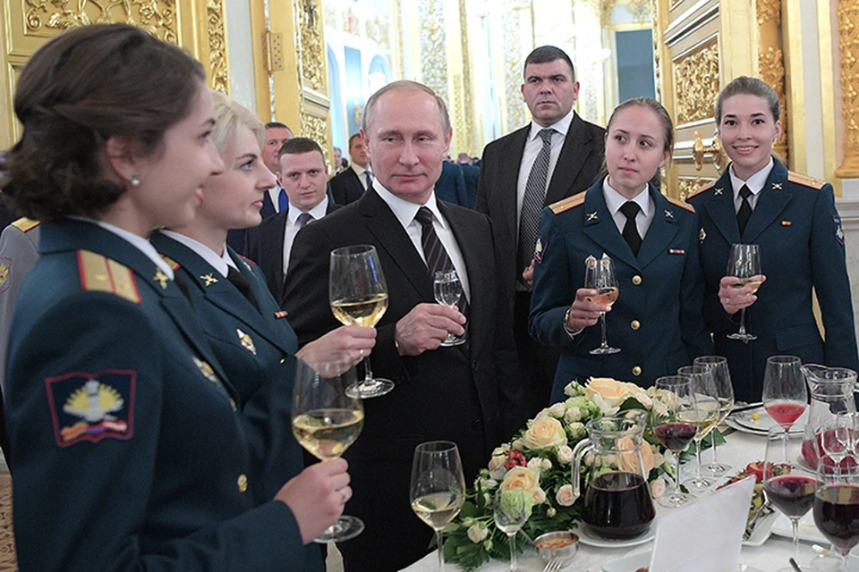 На прием в Большой Кремлевский дворец пригласили более 700 офицеров, окончивших военные вузы с отличием и золотой медалью. Фото: Алексей Дружинин/ТАСС