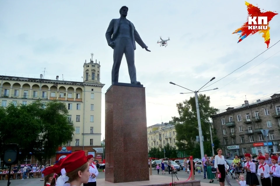 В Новокузнецке открыли отреставрированный памятник Маяковскому