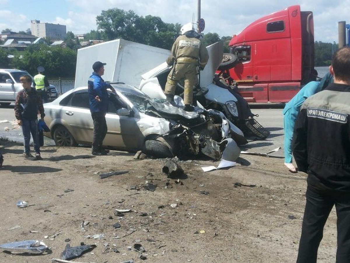 В центре Каменска-Уральского массовая авария: четыре человека серьезно  пострадали - KP.RU