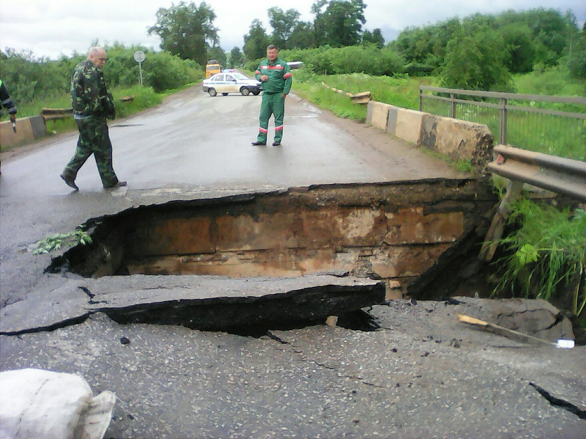 В Прикамье дожди смыли мост на единственной дороге до Чермоза - KP.RU