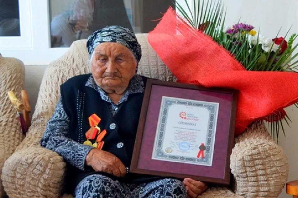 Нану Шаова с сертификатом старейшей долгожительницы России.
