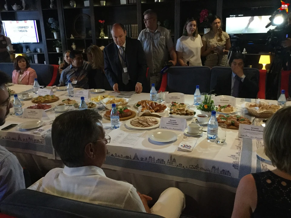 Представитель Индонезии предложил астраханскому губернатору стать шеф-поваром на Бали, где он будет давать мастер-классы для местных поваров.