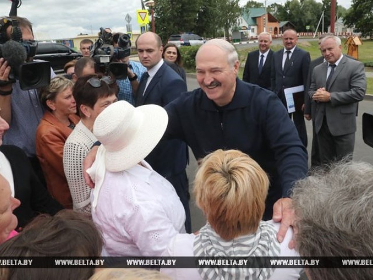 Жители поселка Копысь, куда приехал президент: «К дому провели канализацию  и воду. Мы этого десять лет добивались!» - KP.RU