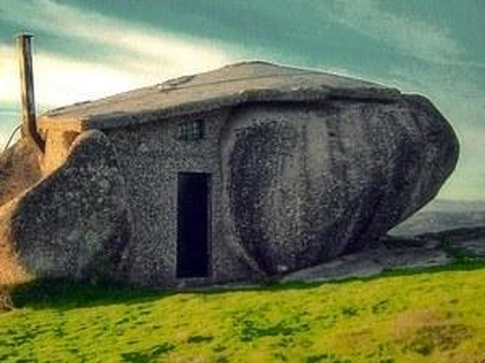 Странный каменный дом в Португалии