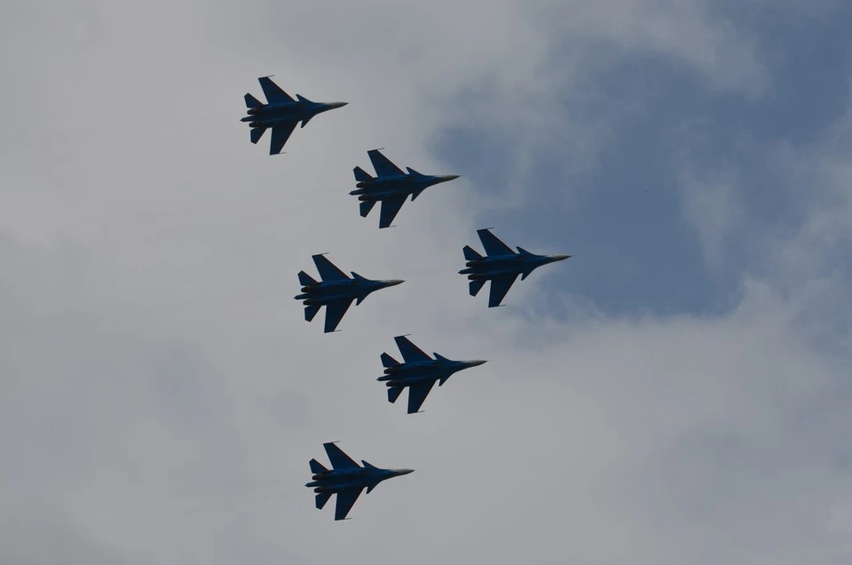 Зрители, особенно маленькие, были в восторге от воздушного представления