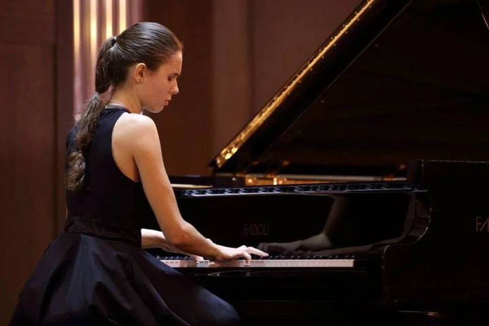 Мария Андреева играет сразу на двух музыкальных инструментах - фортепиано и скрипке. Раньше обучение влетало в копеечку