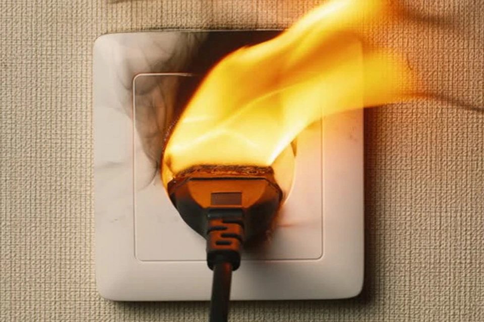 Самовольное подключение к электросети может привести к пожару.