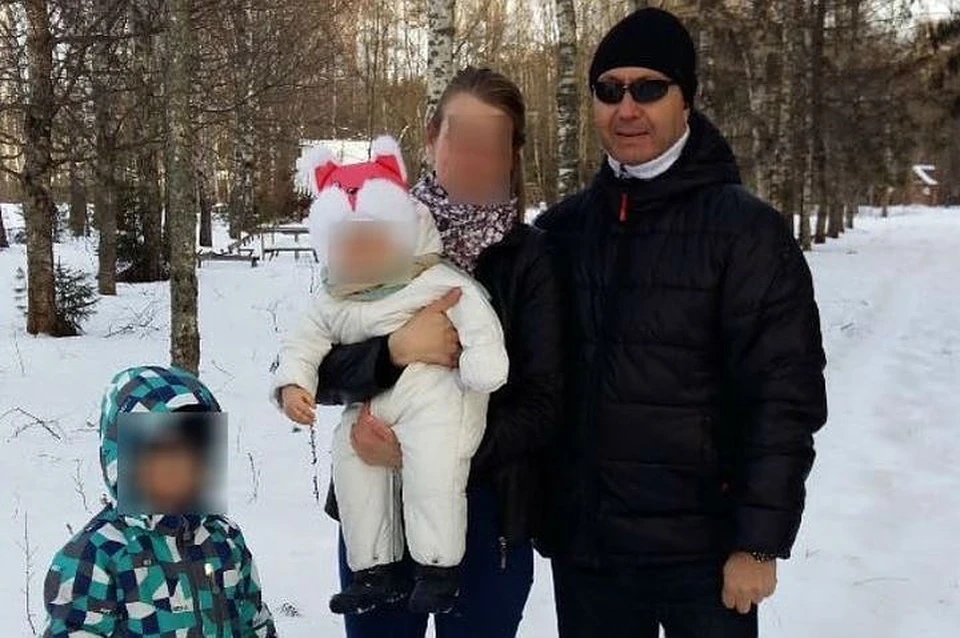 Игорь Акимов (справа), его жена и двое детей. В таком же составе семья гуляла в тот роковой день
